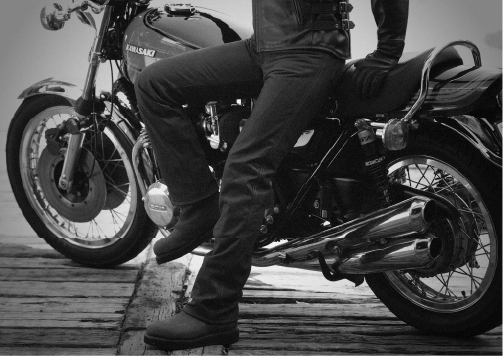 バイクから降りる様子